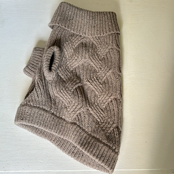 NWT Banana Republic Wool Fisherman Cable-Knit Sweater Color Taupe Dogs sz Large - Picture 8 of 9